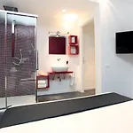 לינה וארוחת בוקר Services Borgo 2*